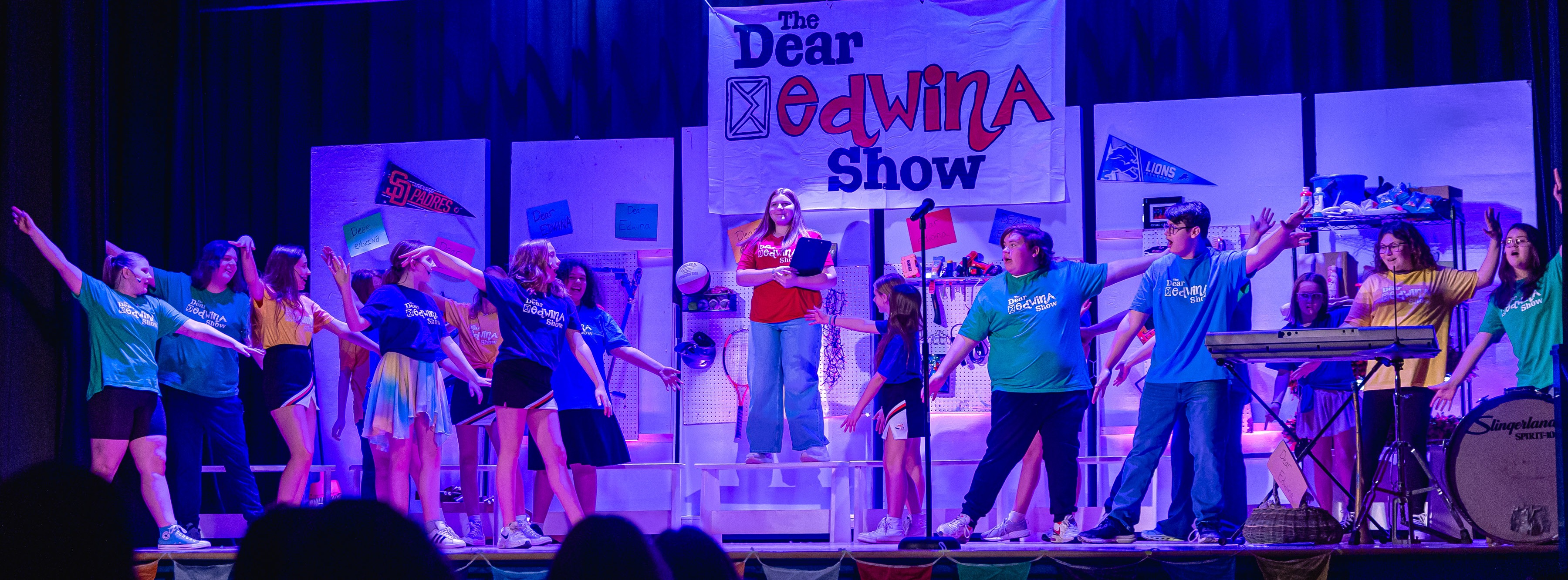 cast of Oz the Musical dancing on stage