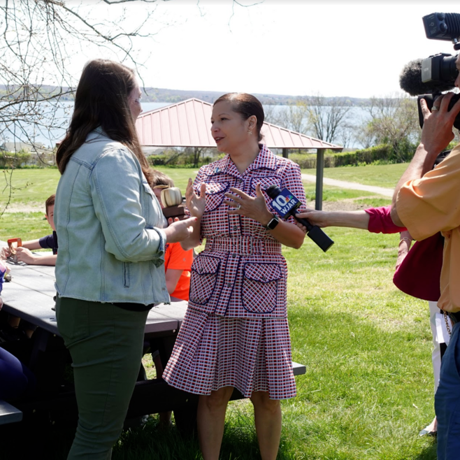 Victoria Travis gets the Golden Apple award from RIDE Commissioner.