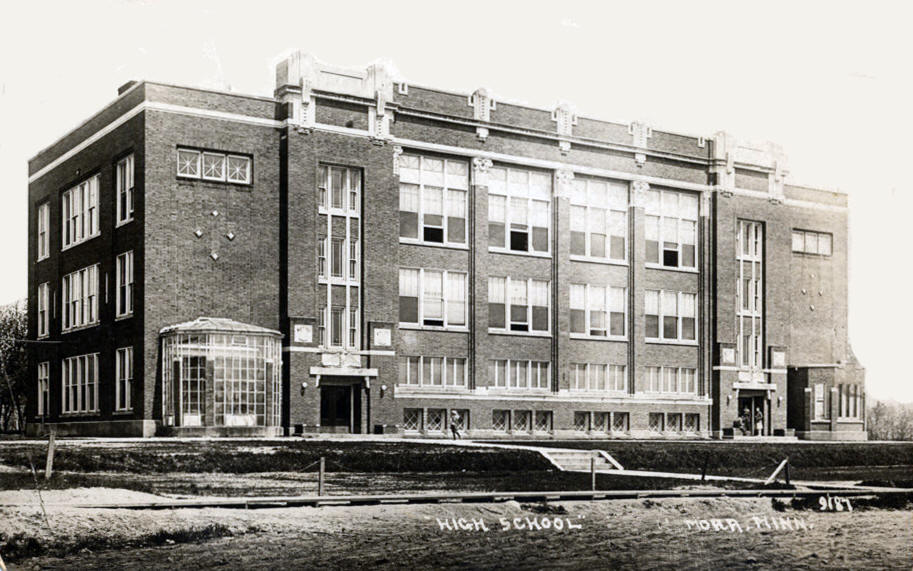 1918 picture of Mora Schools