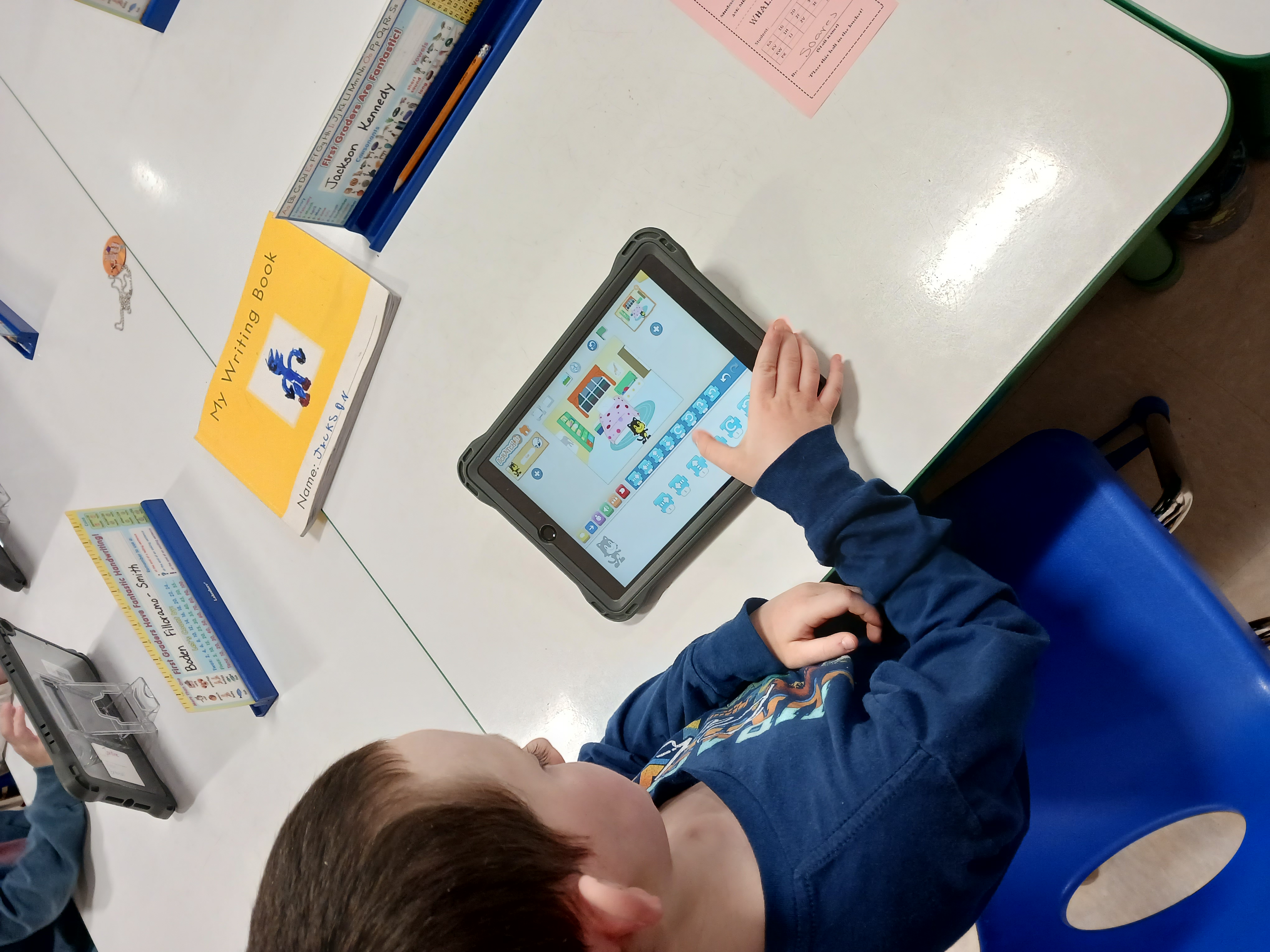 Student using Scratch Jr. to learn how to program on an iPad. 