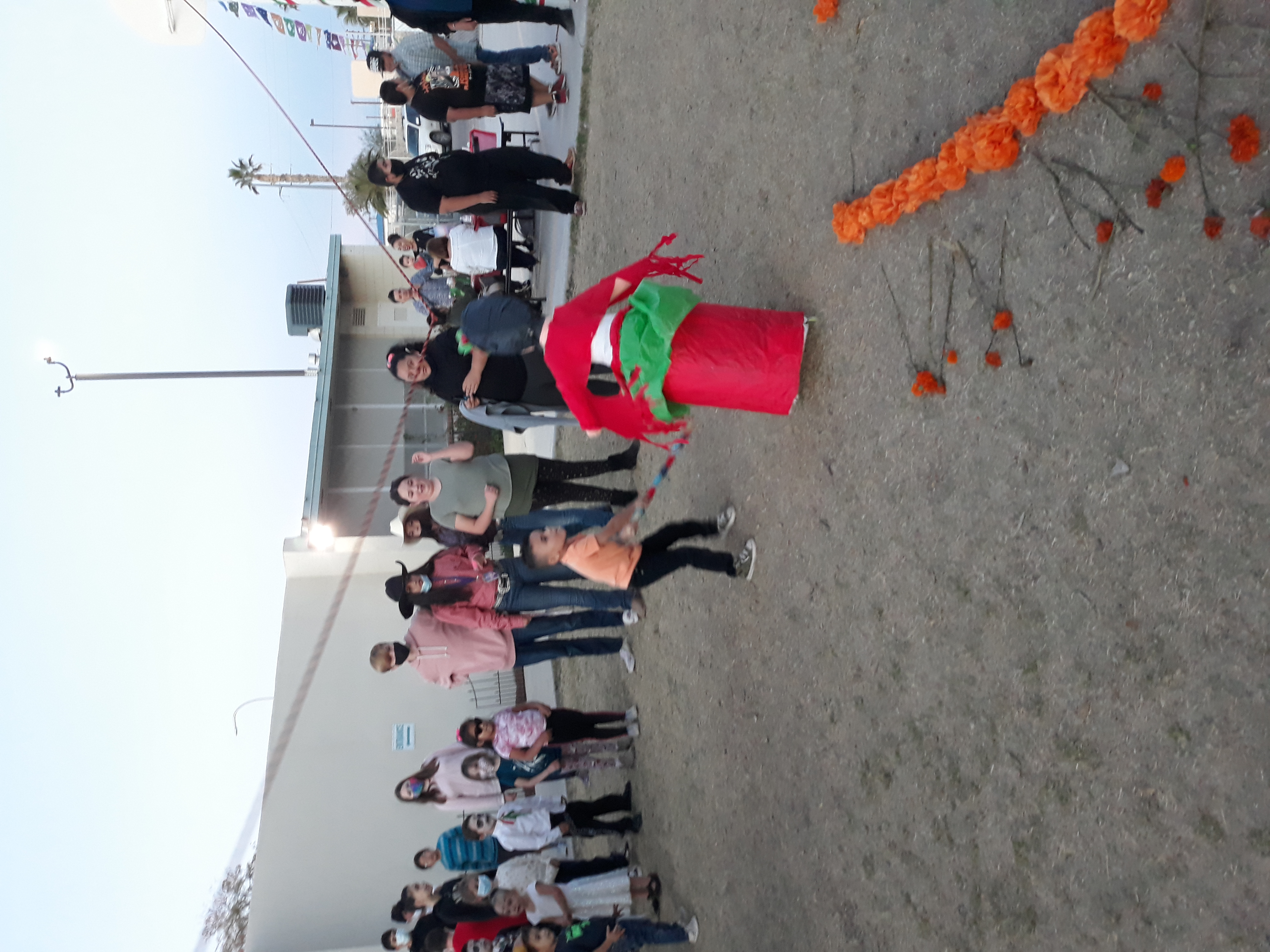 Piñata Fun at Pachanga en Celebración de Día de los Muertos