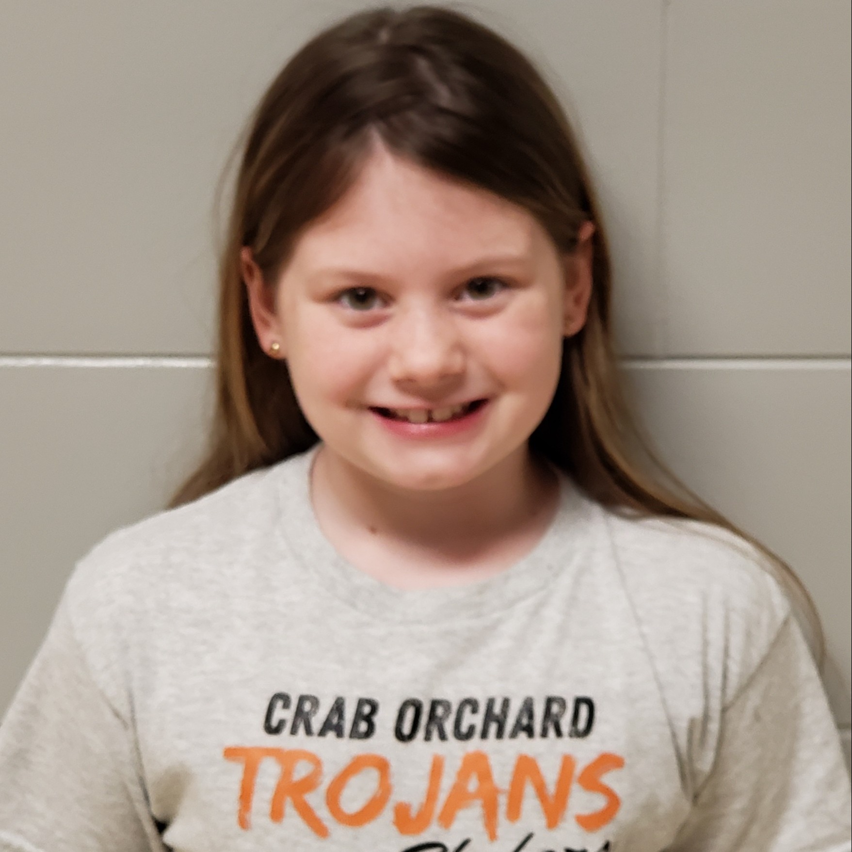girl with reddish hair wearing a gray t-shirt