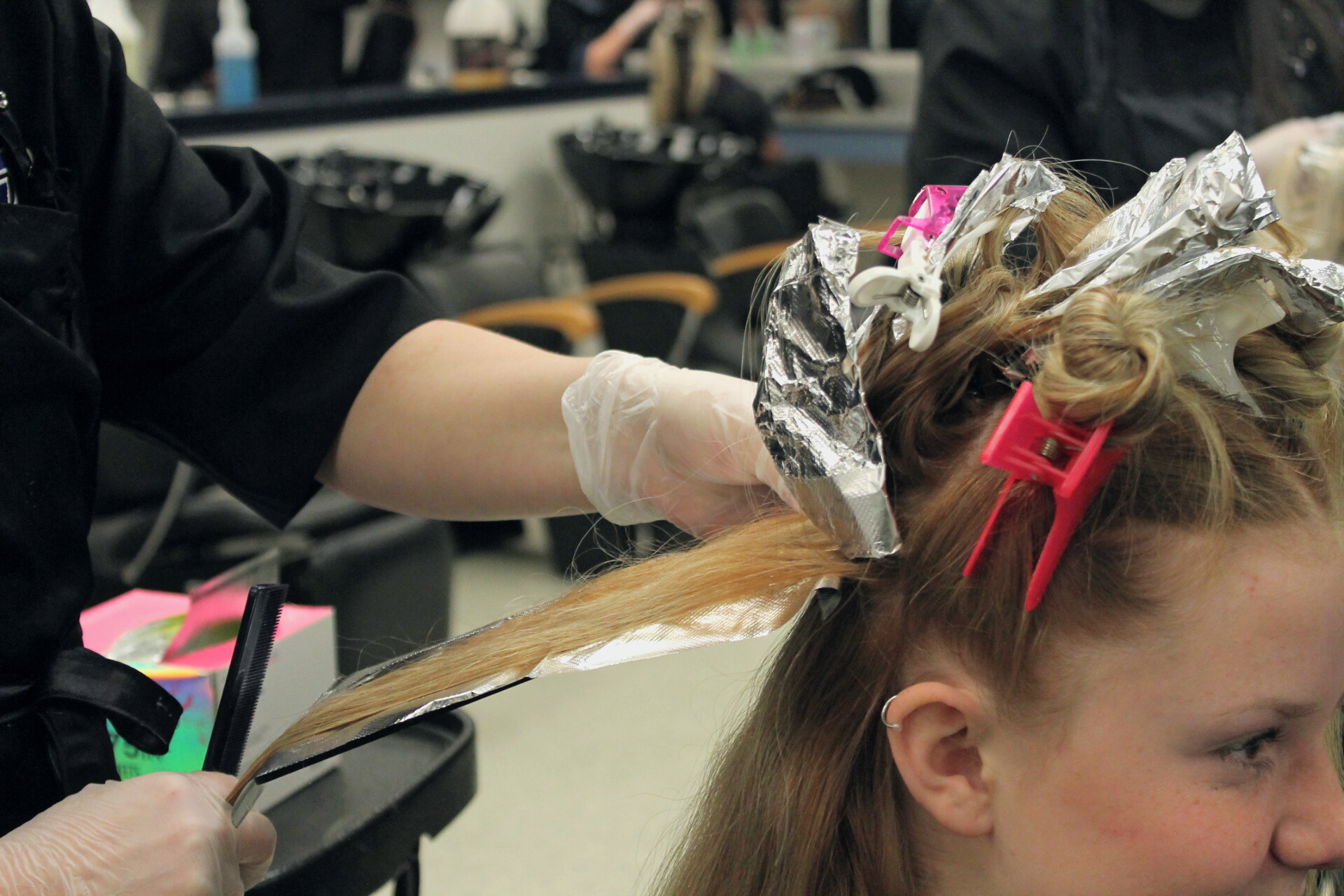 hands holding and foiling hair