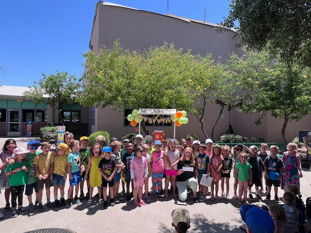 k1 community of students at end of the year lemonade celebration