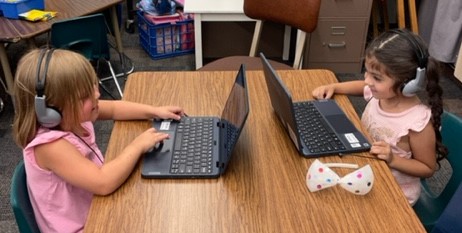 kindergarteners on computers