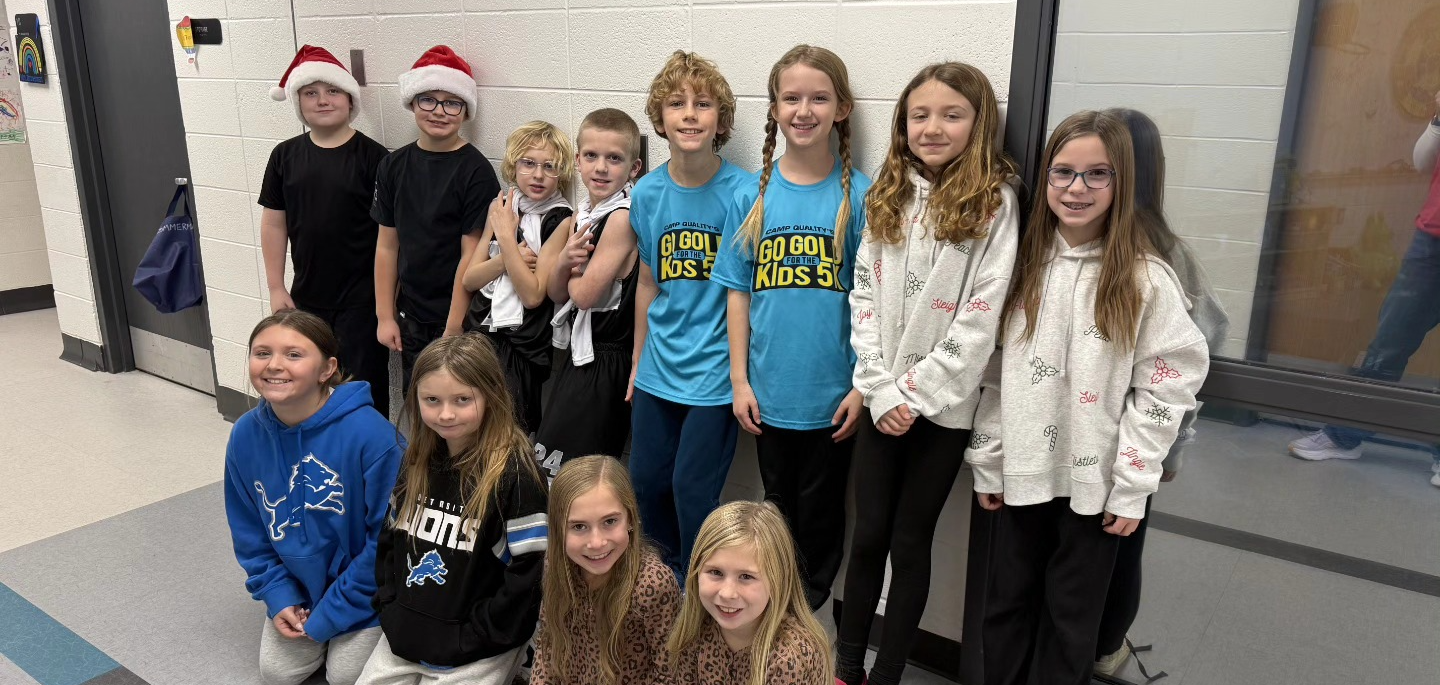 Students dressed as twins for the holiday week.