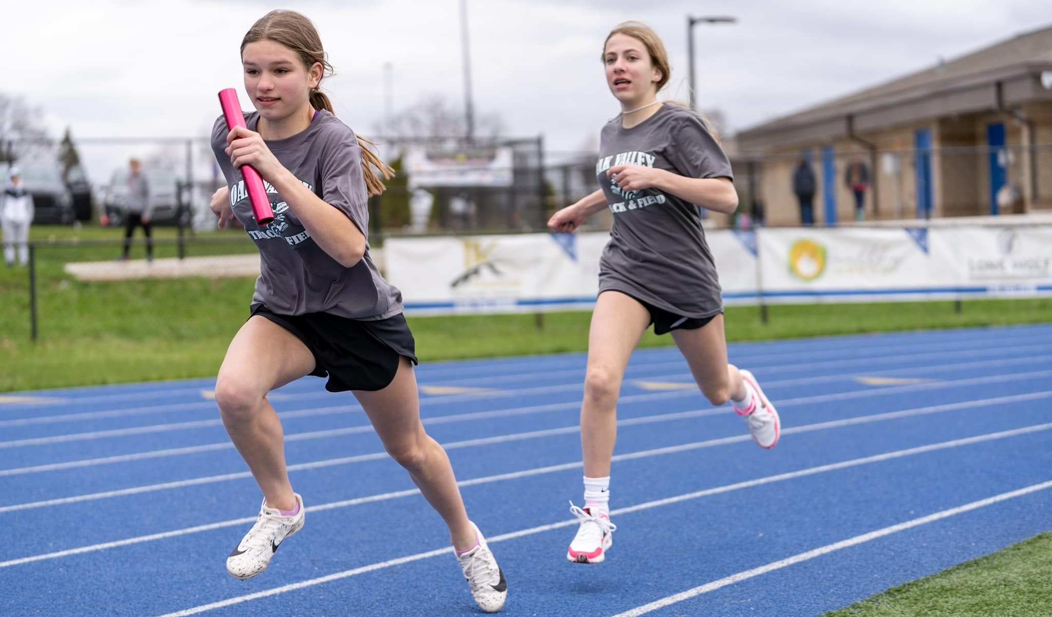 girls running track