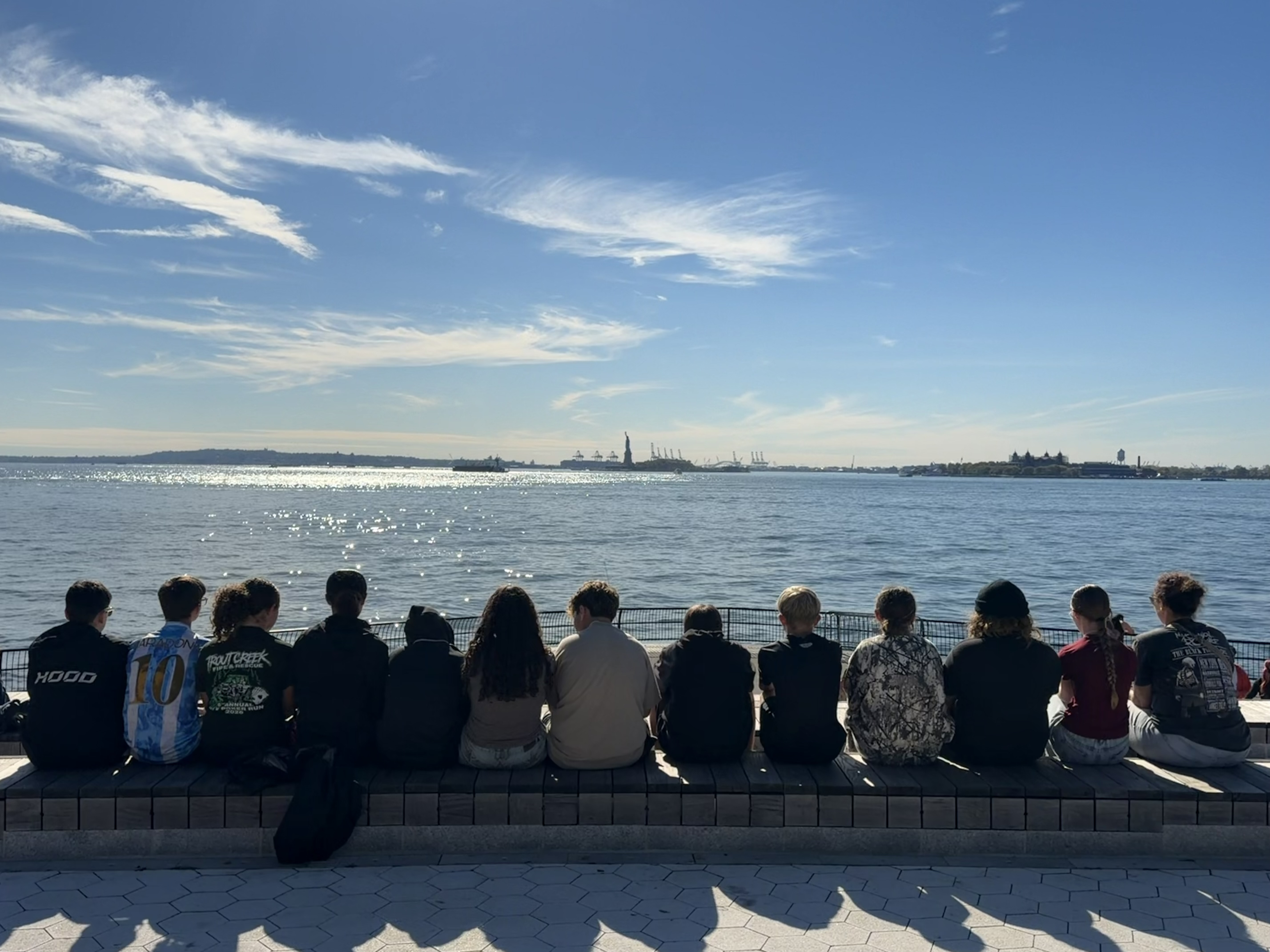 kids looking at statue of liberty