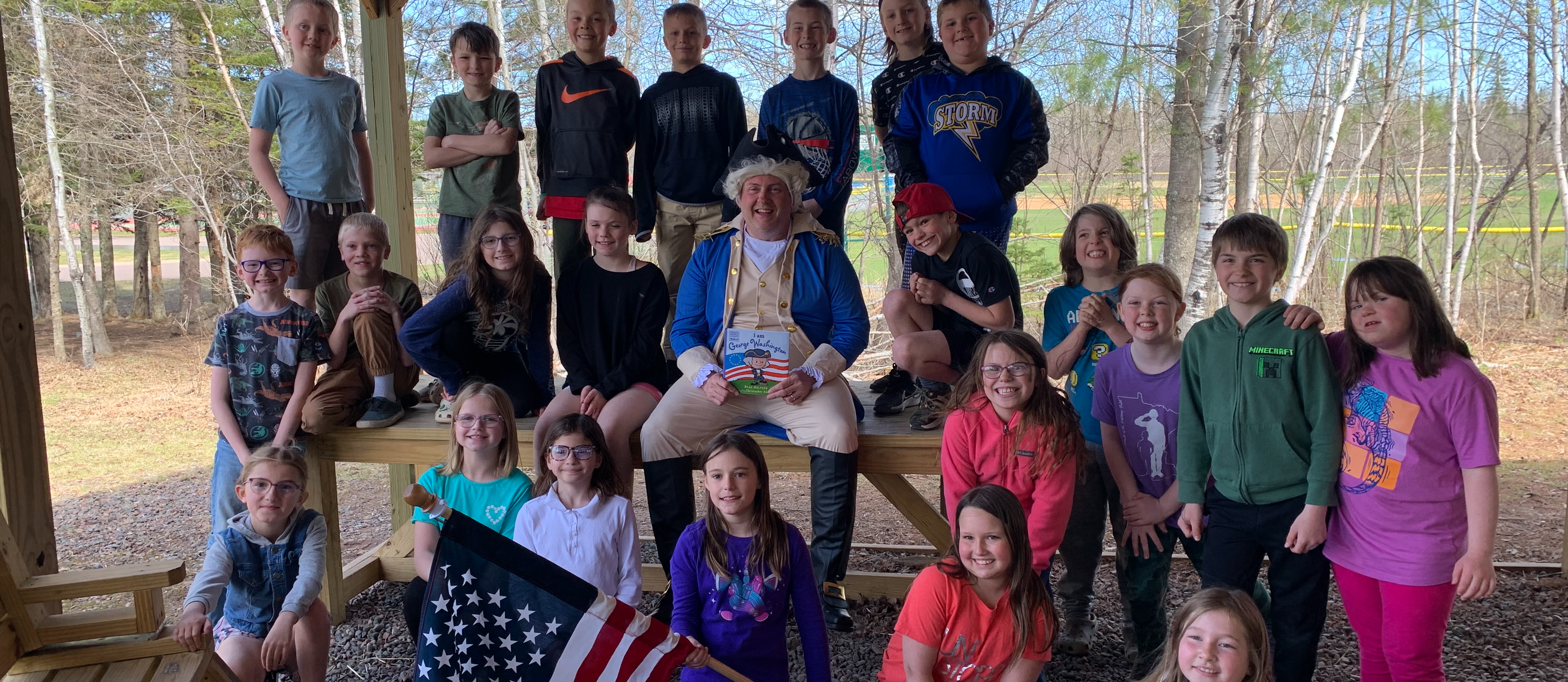 Students pose with a revolutionary war reenactor