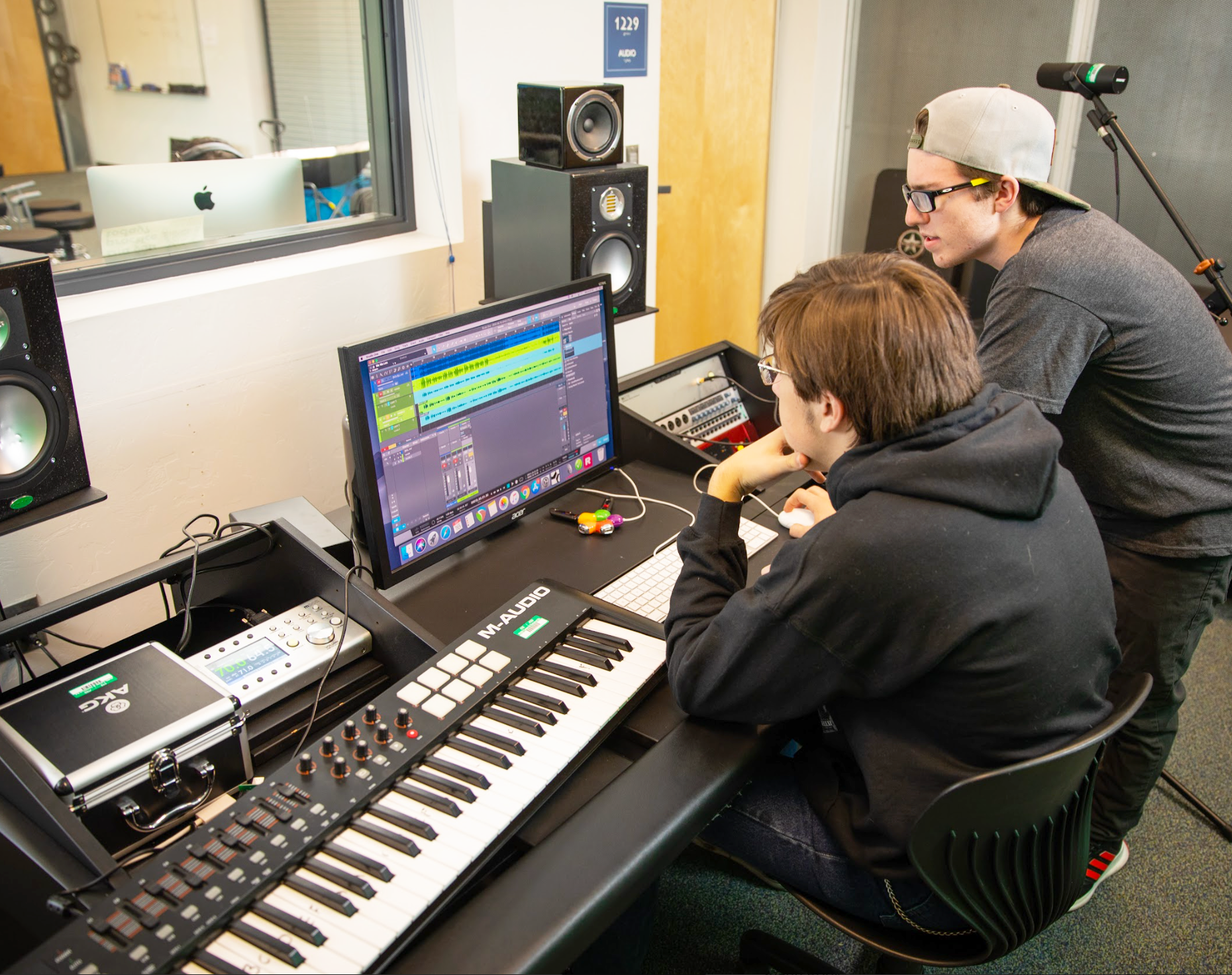 Students working on computer 