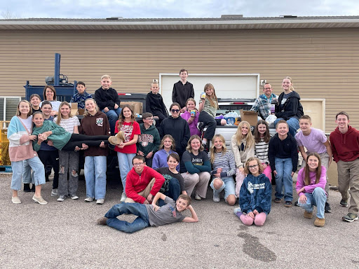 pic of students donating food 