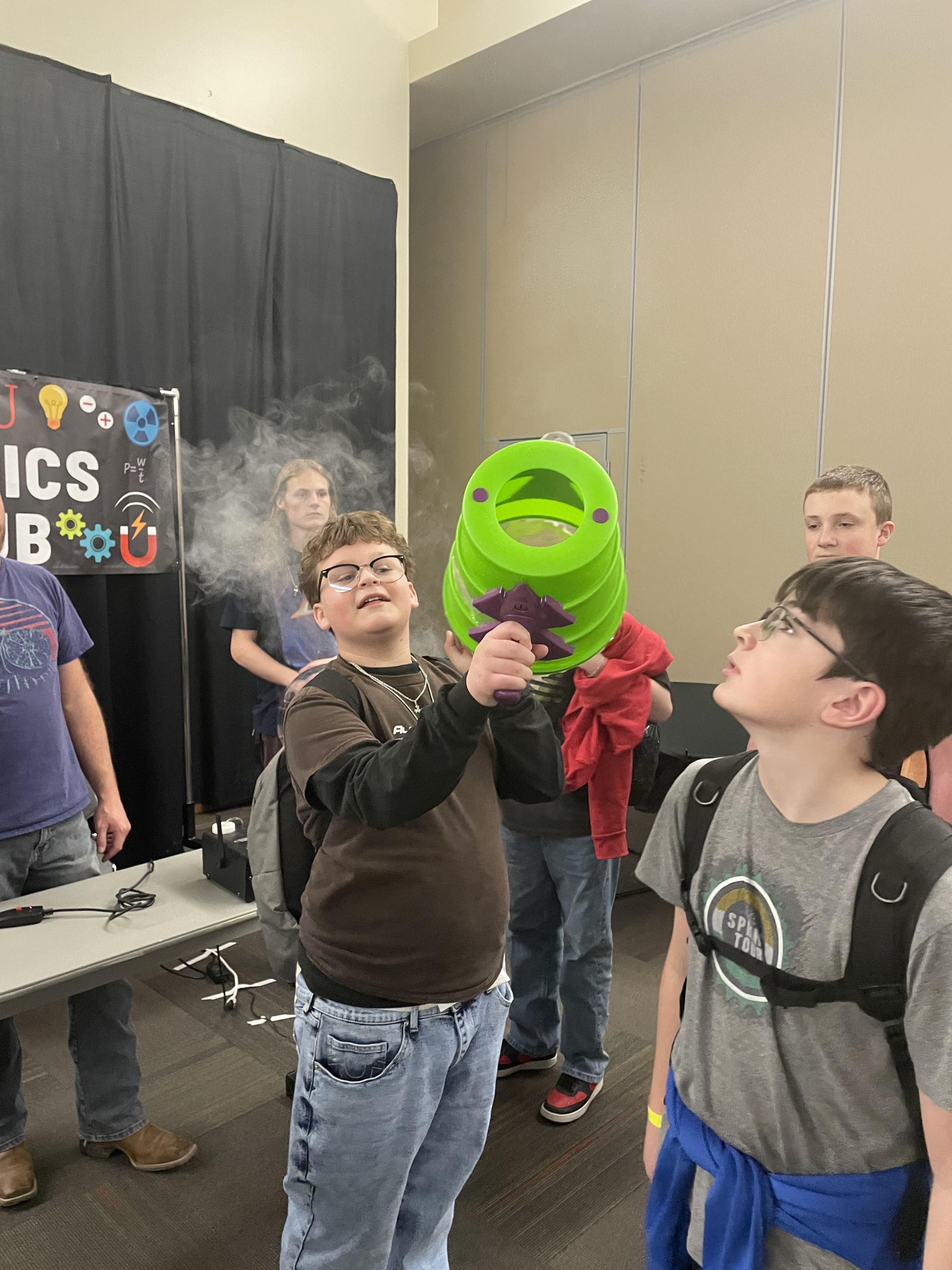 pic of students on 8th grade field trip