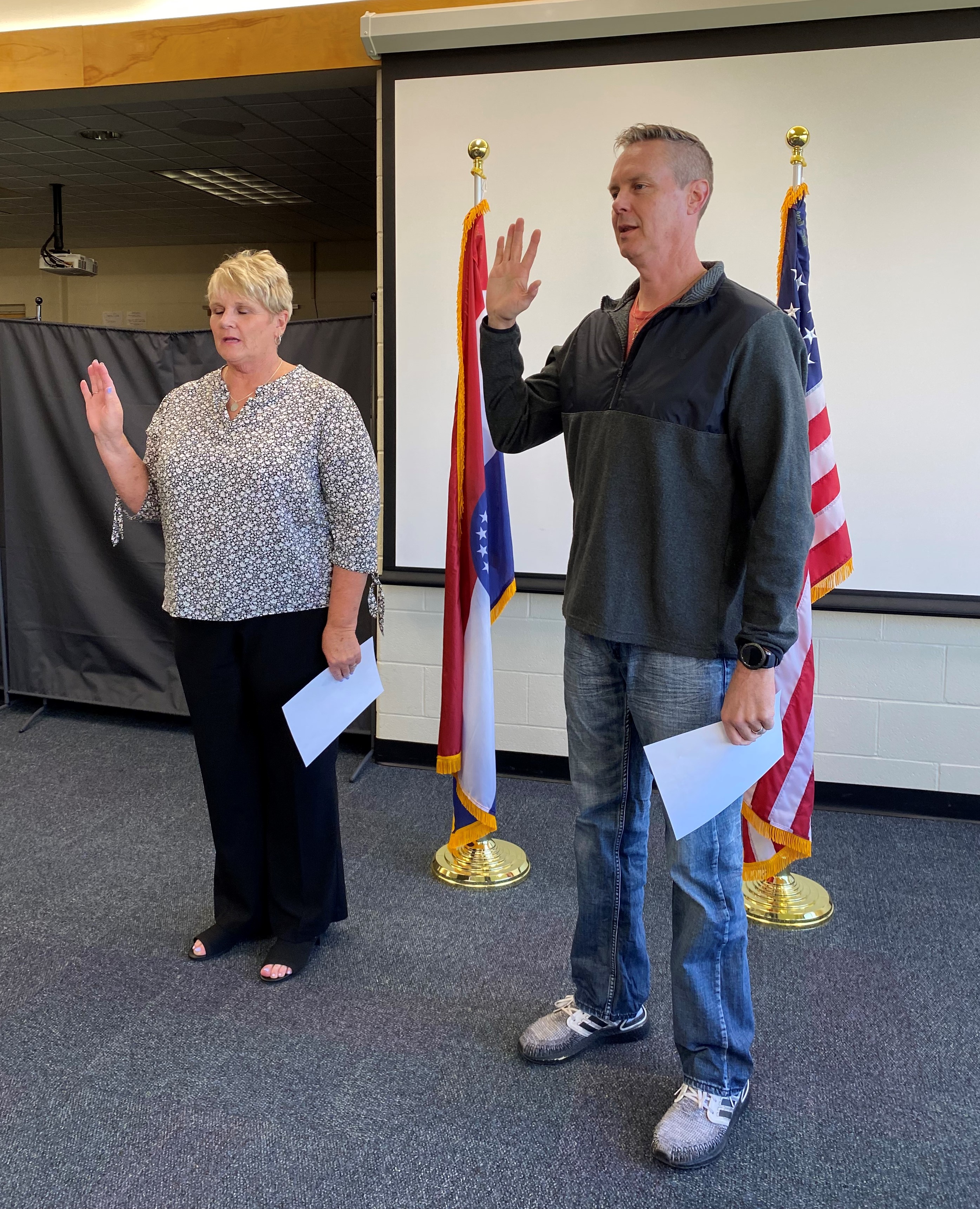 Carol Barnes and Bill Lowe take oath of office
