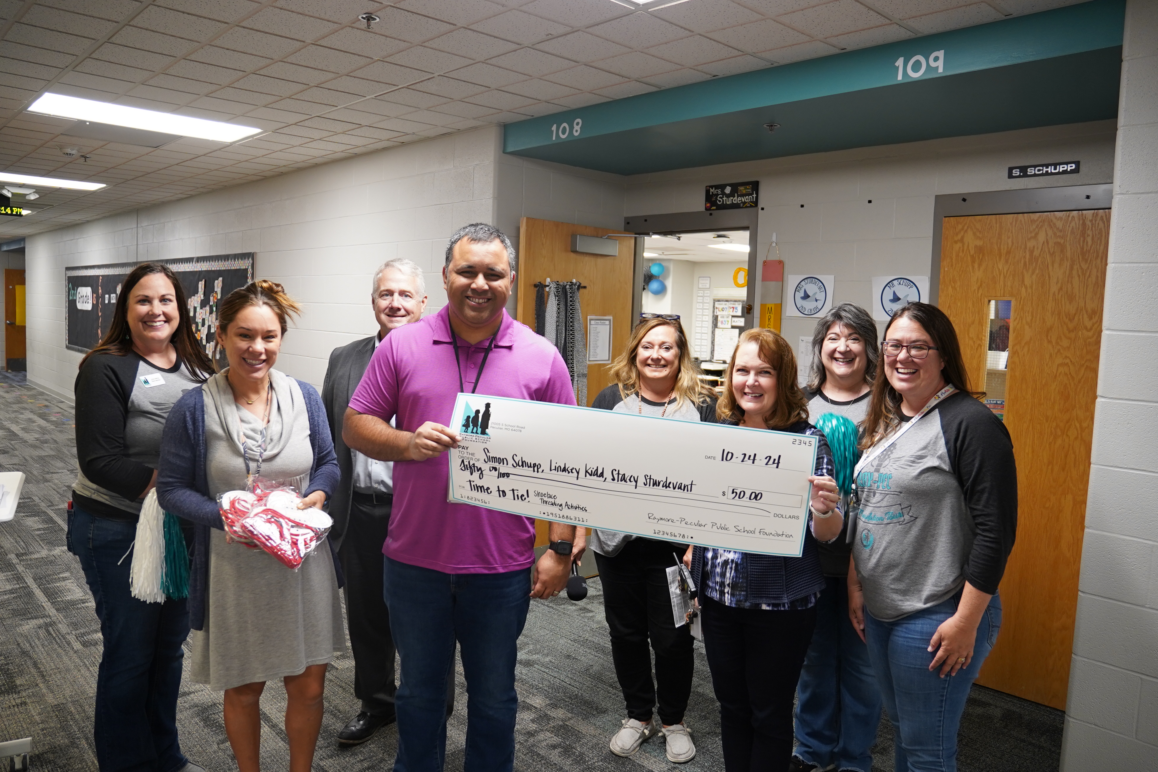 Stonegate Elementary second grade teachers receive grant