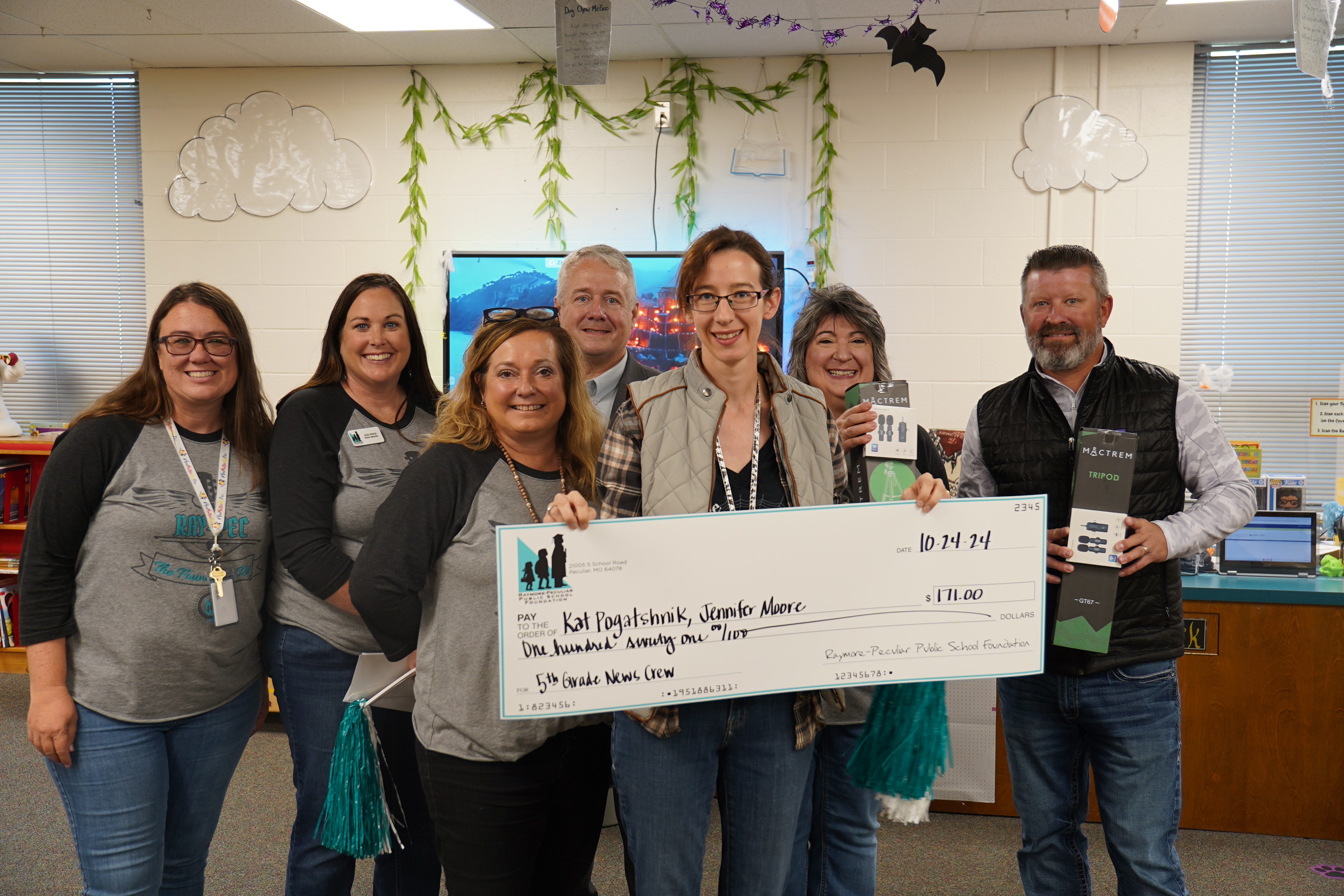 Raymore Elementary received a grant for the 4th Grade News Crew