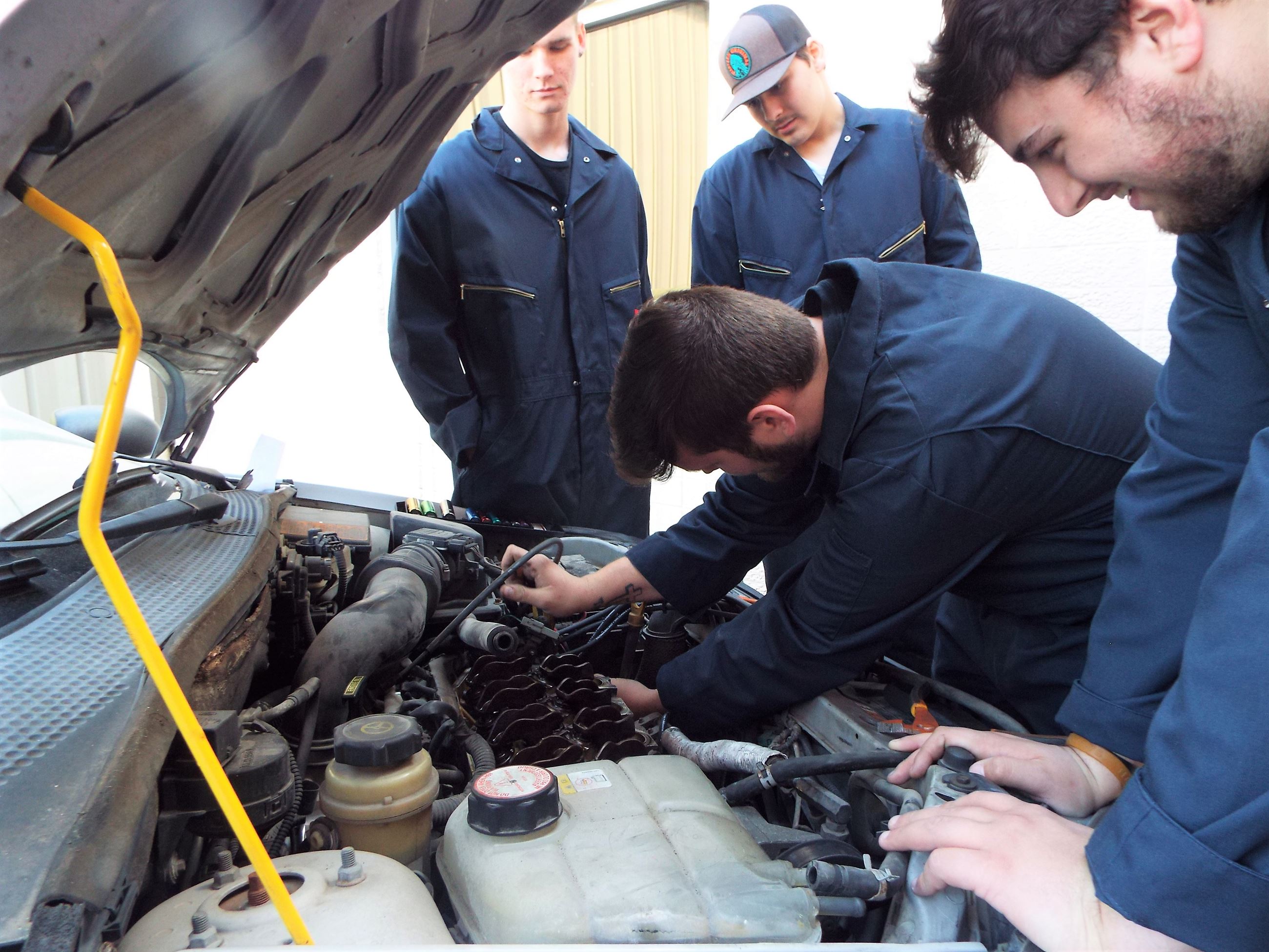 Students repair car for donation to veteran