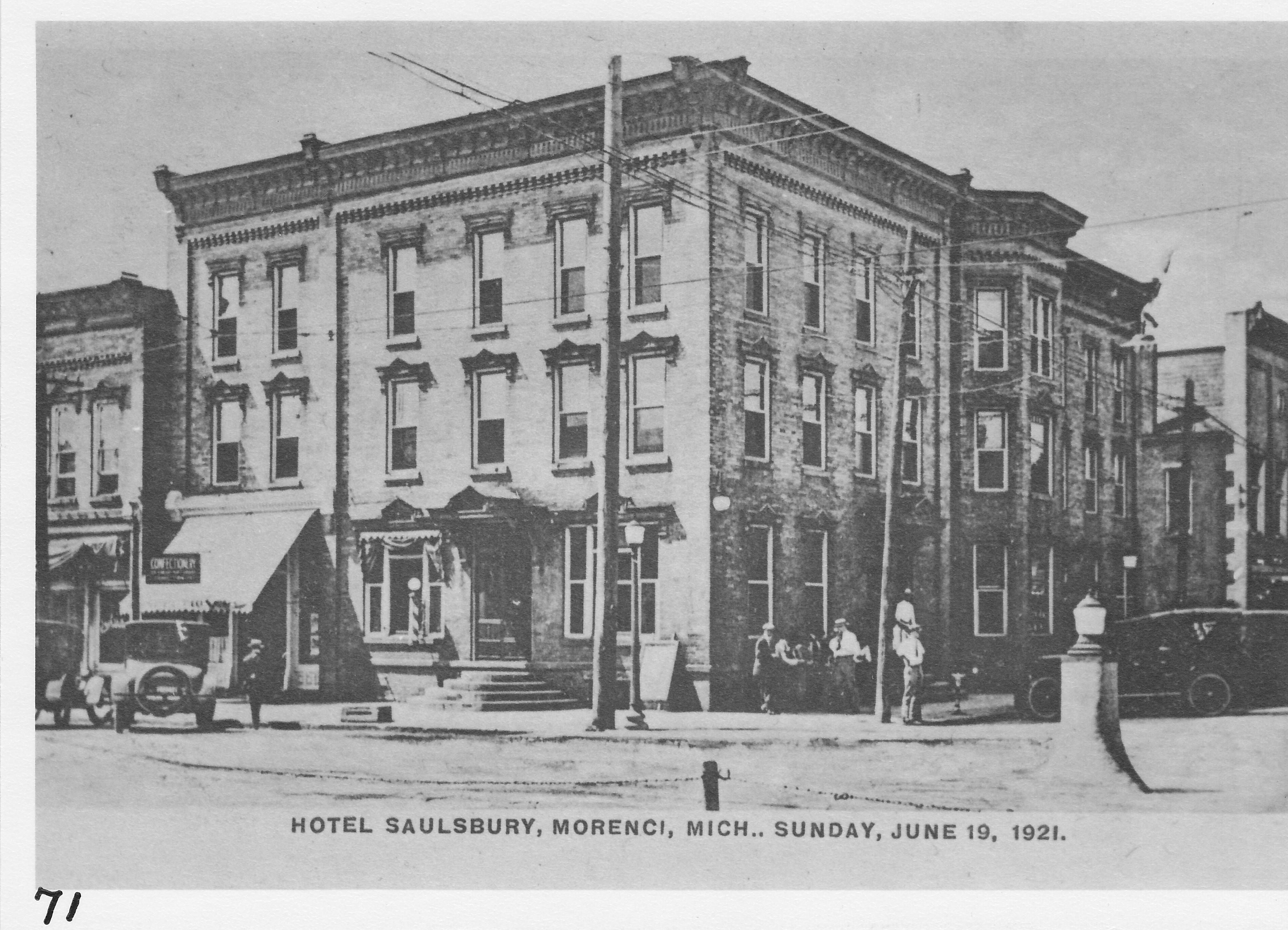 Hotel Saulsbury in 1921.  Traffic in center of street.  Had to drive around light to make a turn.
