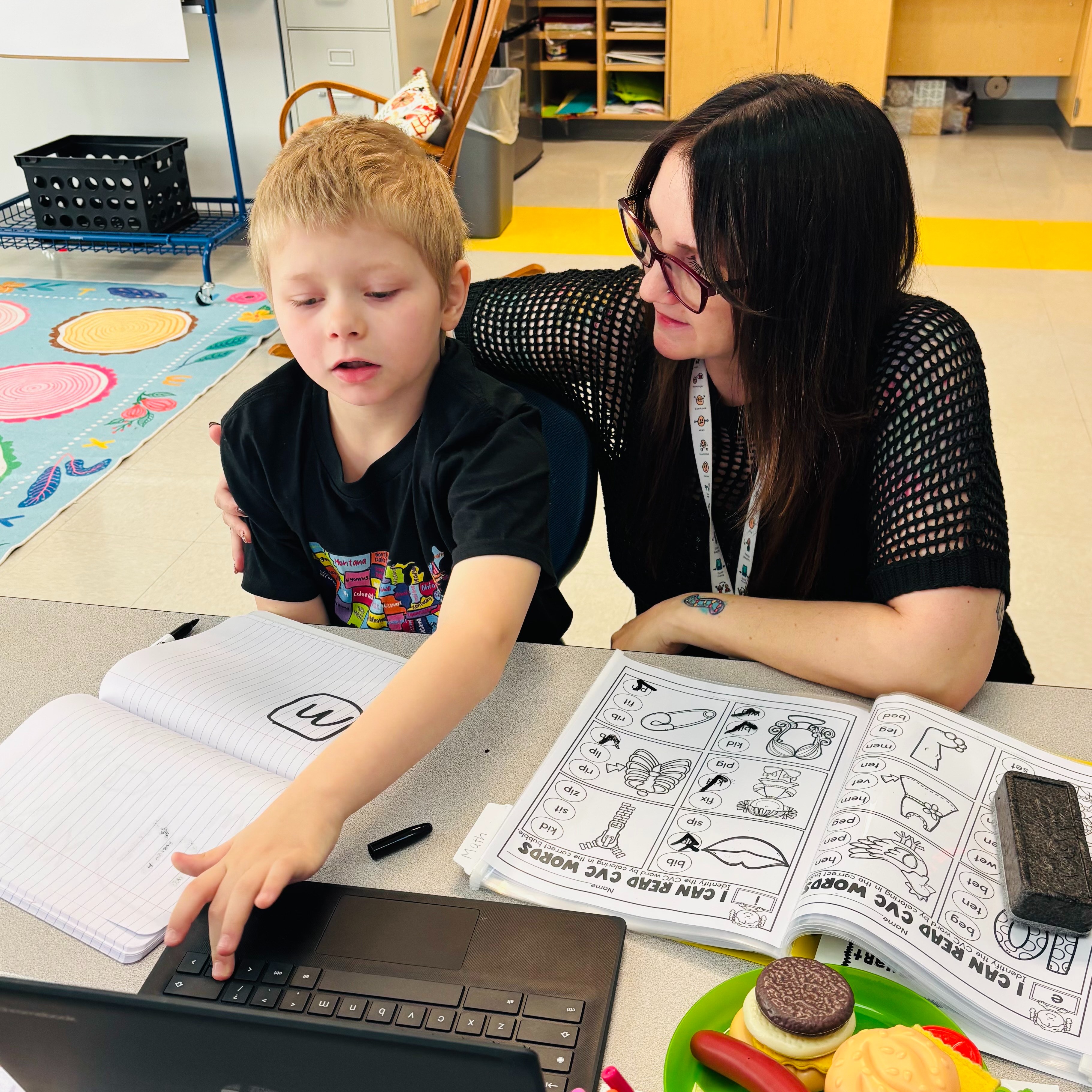 IA working with a student