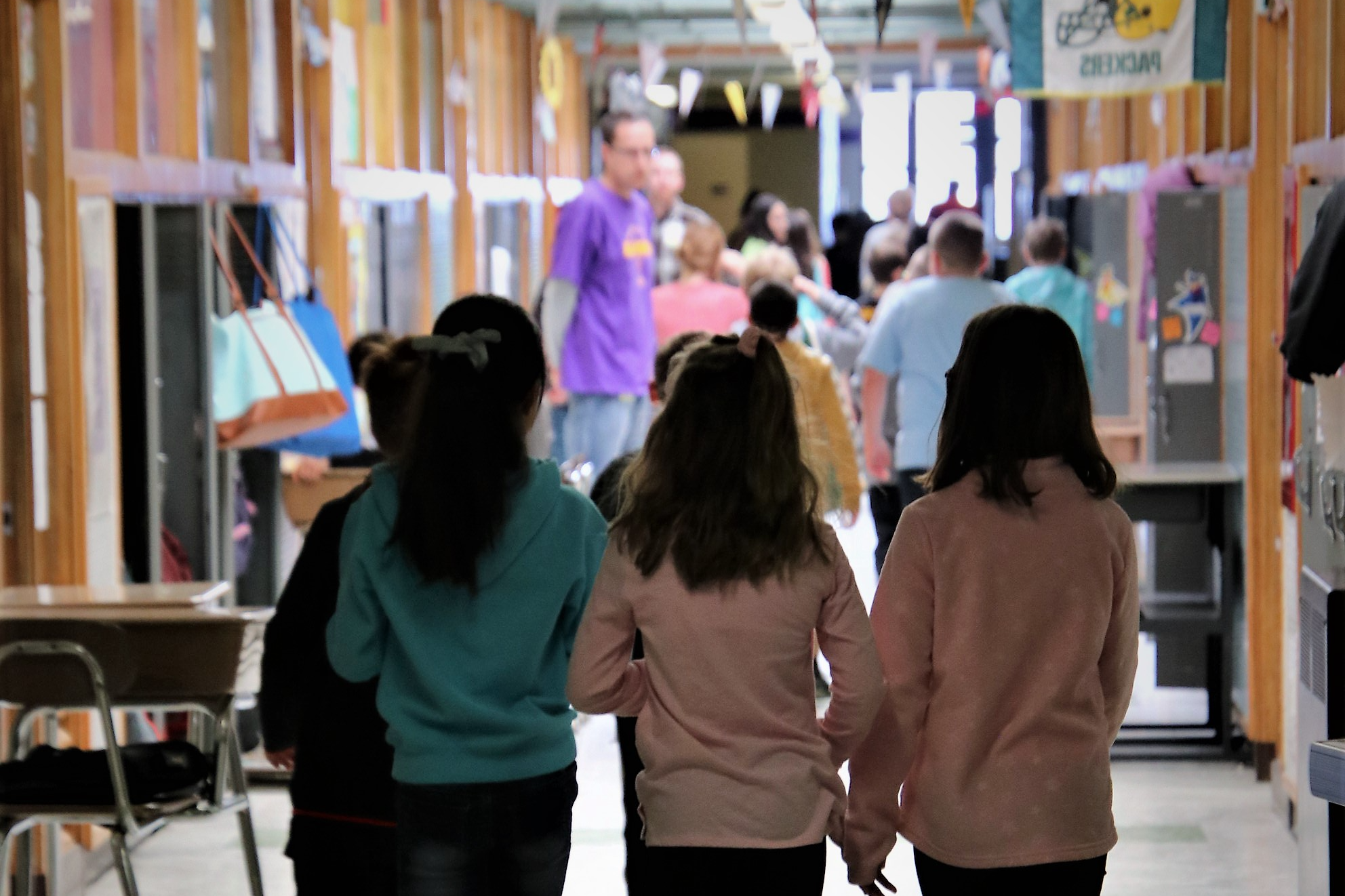 Elementary students walking in hallway