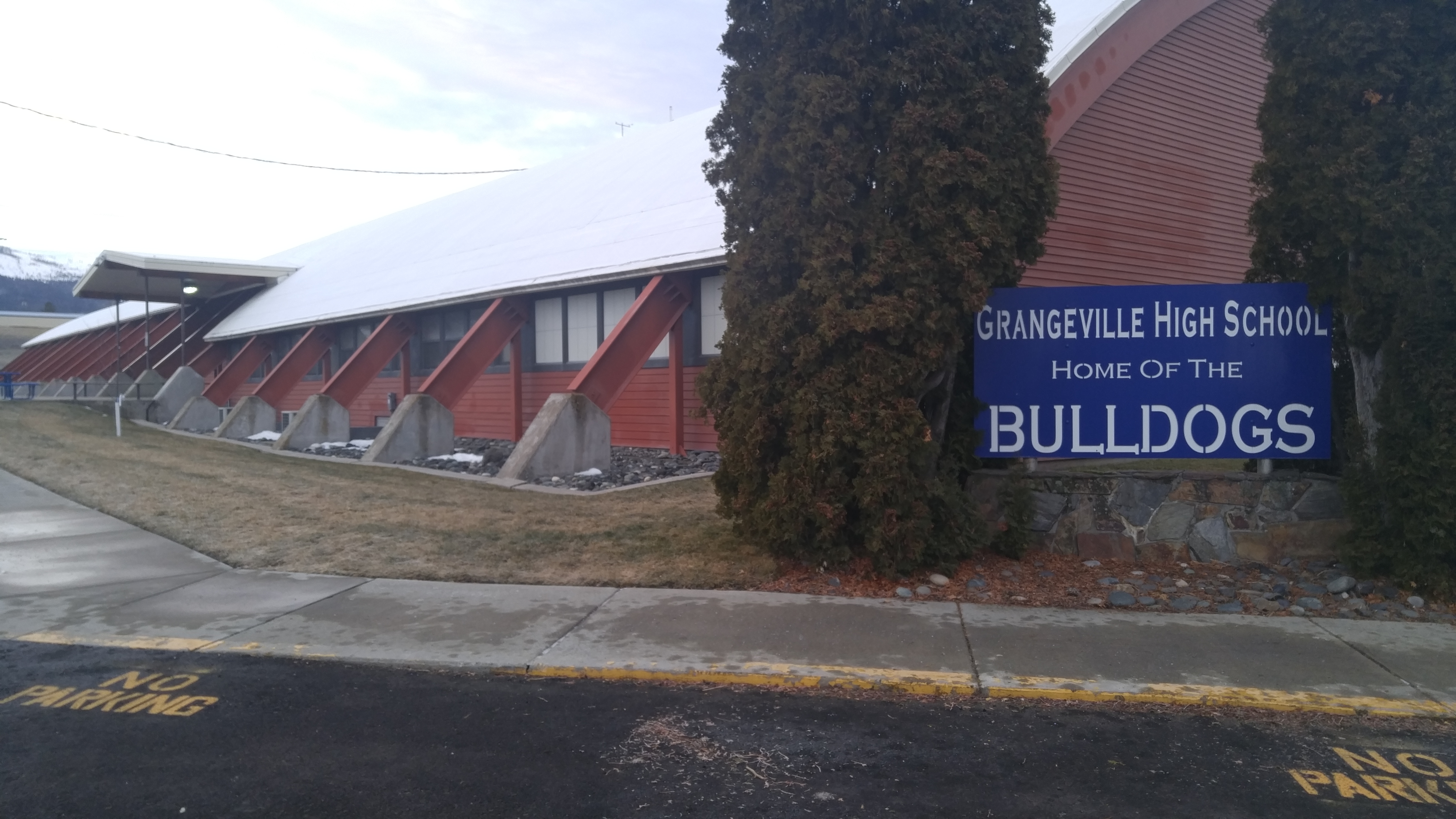 picture of Grangeville High School with sign in front
