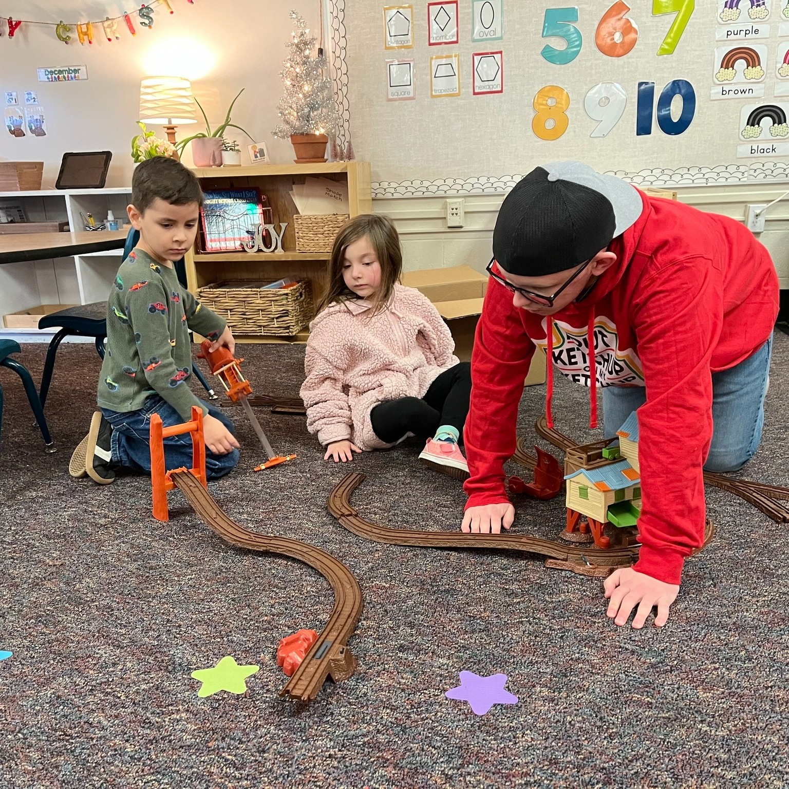 Enumclaw High School Transitions class had the opportunity to come work with some of our preschool students. 