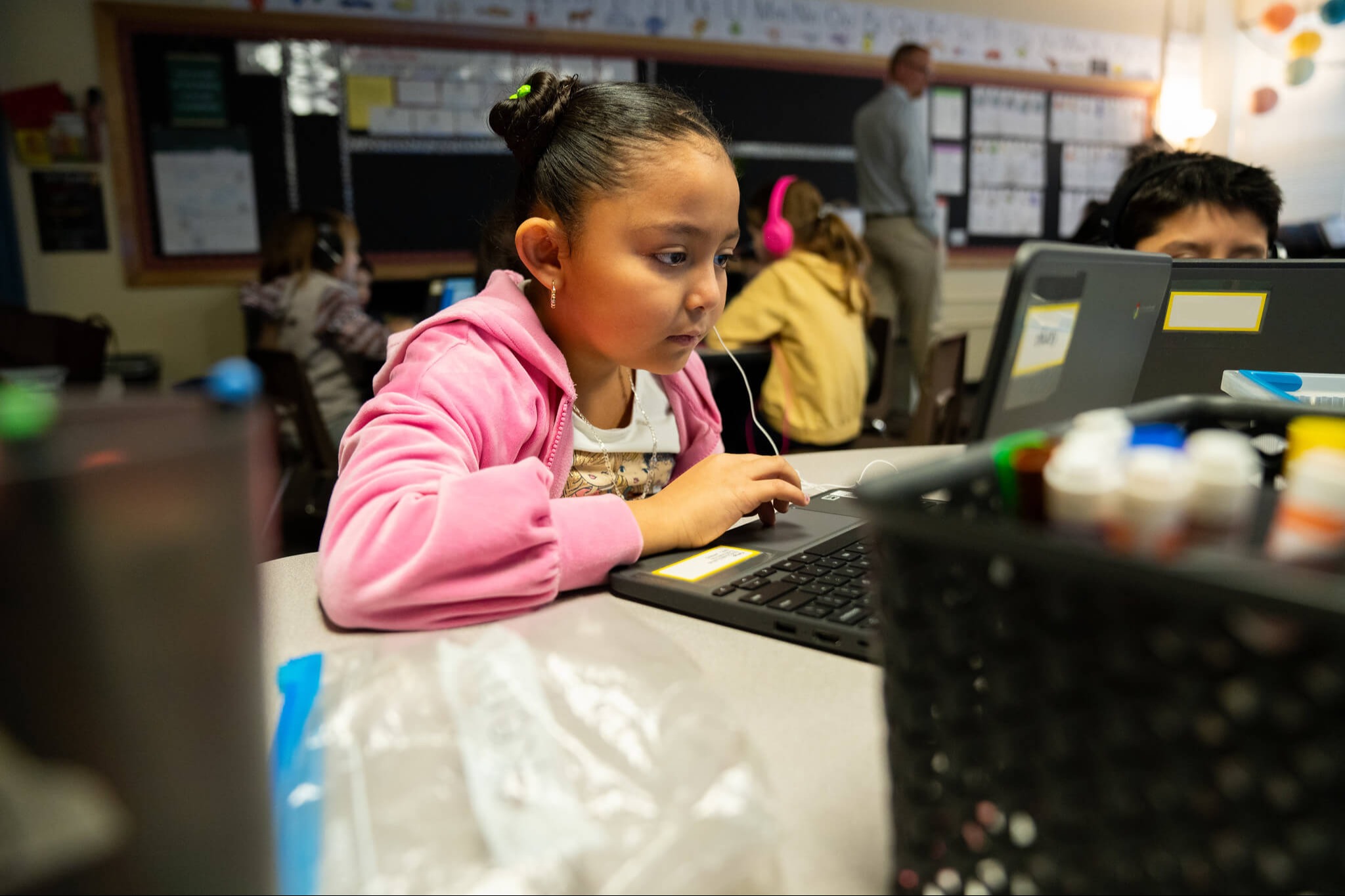 Kid using the computer during class