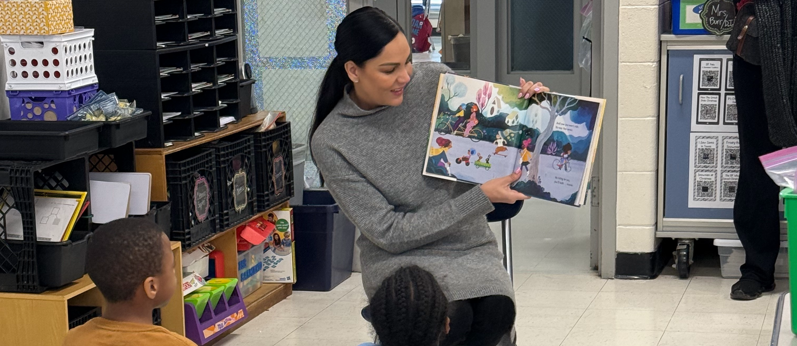 State Representative Nicole La Ha reads to  first grade students