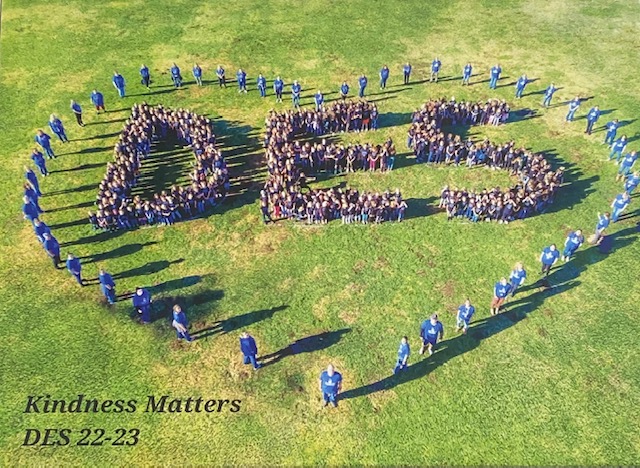 Picture of DES students and staff in the shape of a heart and "DES"