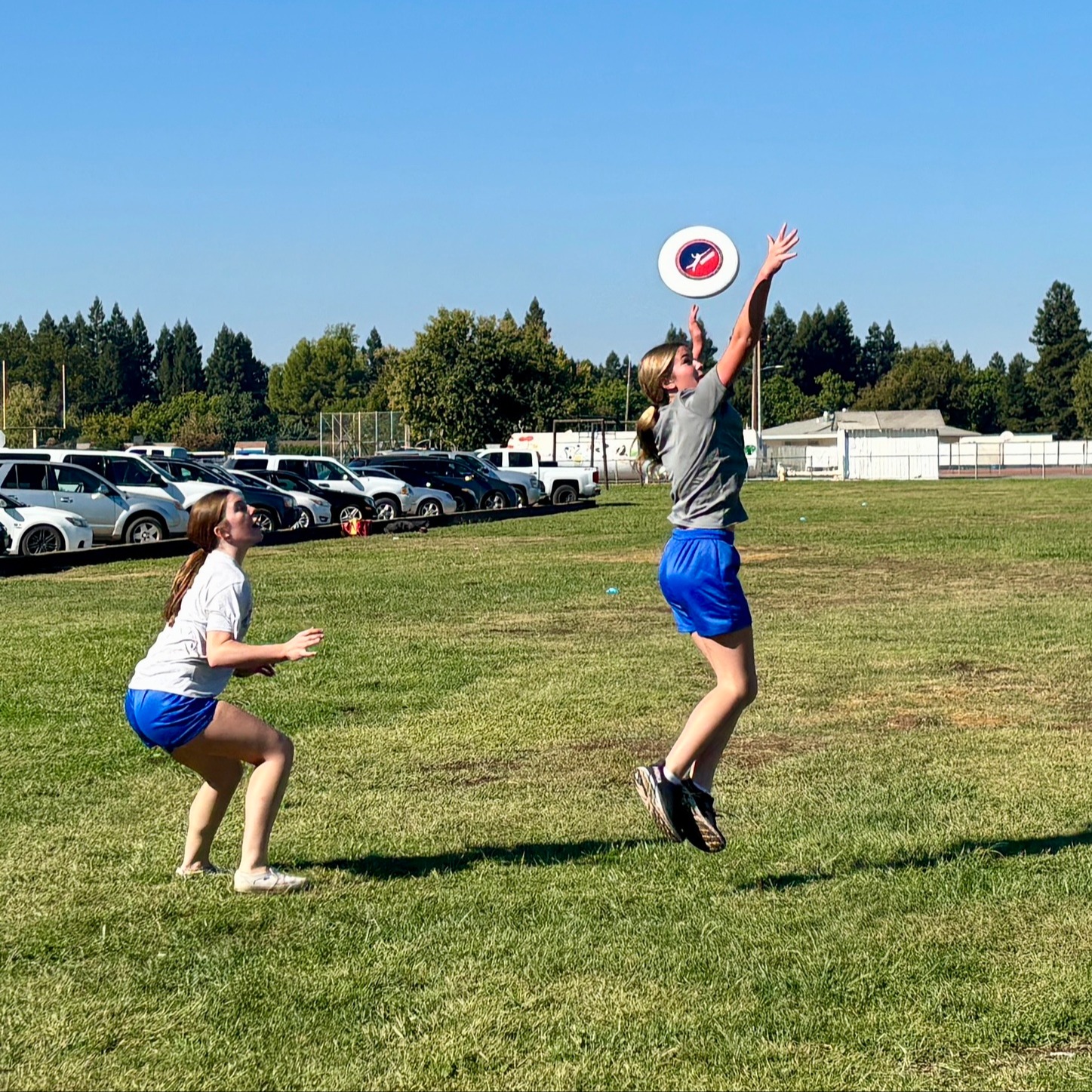 girls playing ultimate frisbee