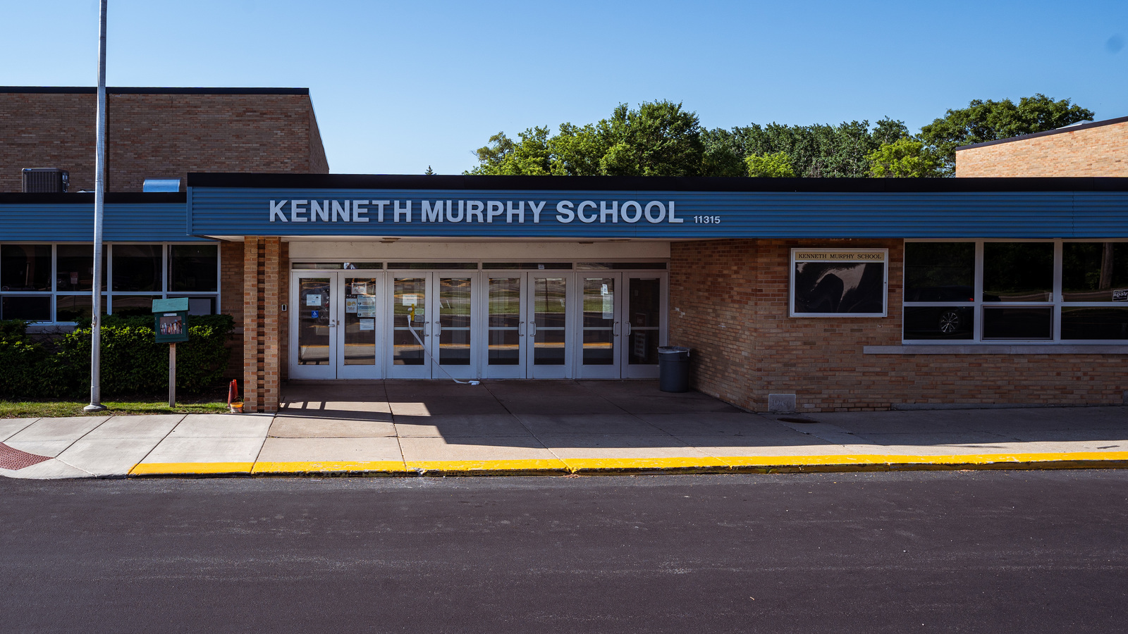 picture outside of the Kenneth Murphy school building