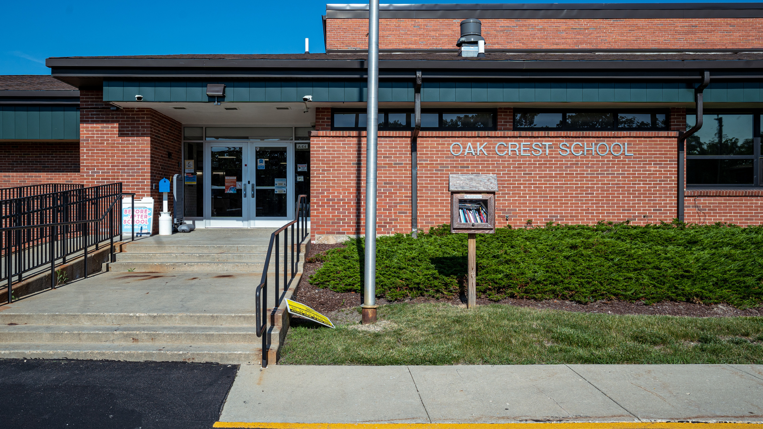 the outside building of oak crest elementary